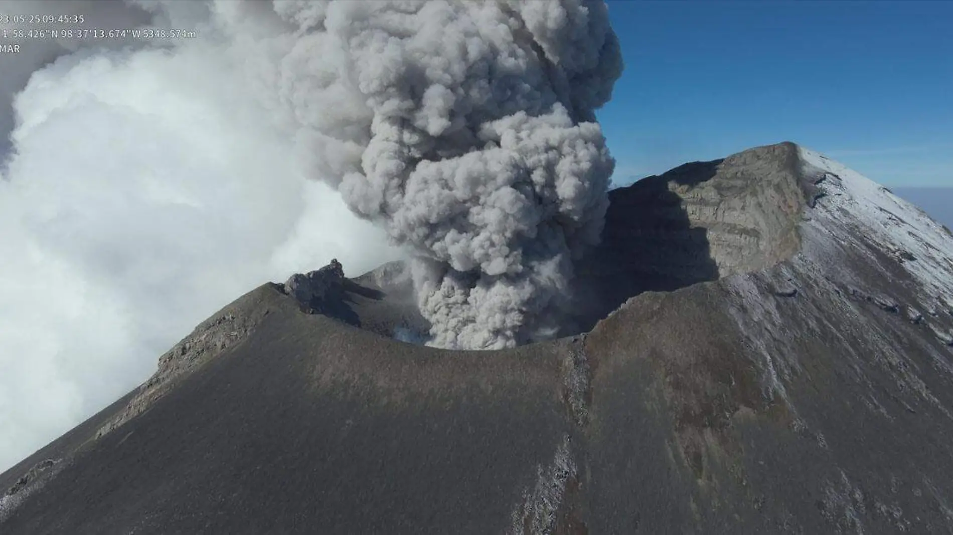 Popocatépetl sin domo magmático, pero seguirá cayendo ceniza Cenapred tras sobrevuelo